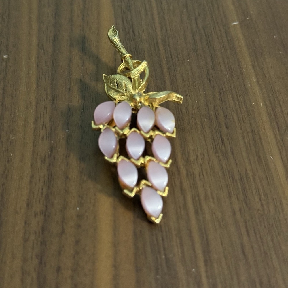 VTG Pink  Iridescent Thermoset stemmed Flower grape berry Gold tone Brooch 3"